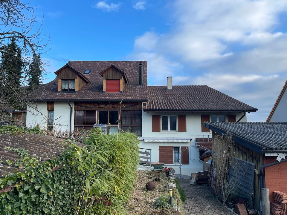 Due proprietà adiacenti con 1539 m2 di terreno nella zona centrale e agricola