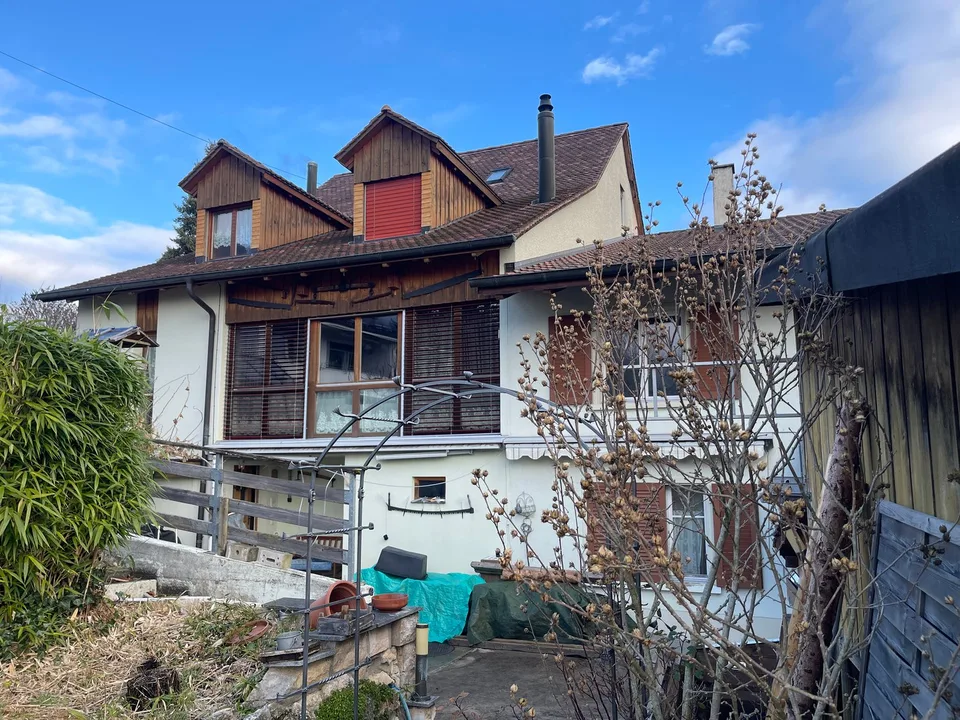Due proprietà adiacenti con 1539 m2 di terreno nella zona centrale e agricola