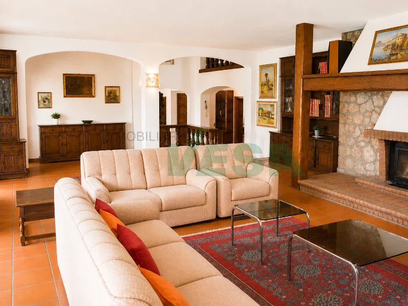 Elegante e spaziosa villa in stile mediterraneo con grande terreno