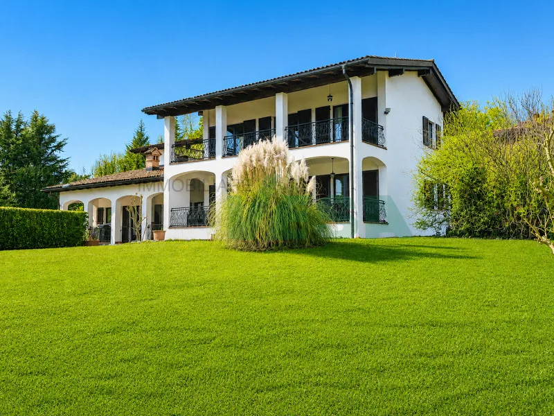 Elegante e spaziosa villa in stile mediterraneo con grande terreno