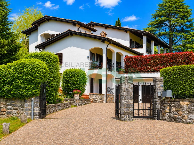 Elegante e spaziosa villa in stile mediterraneo con grande terreno