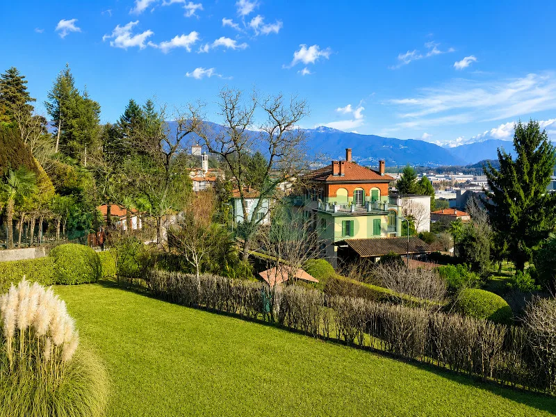 Elegante e spaziosa villa in stile mediterraneo con grande terreno