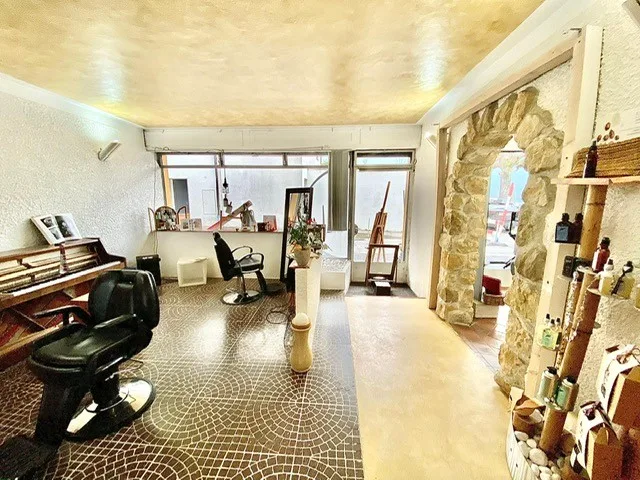 LOCALE COMMERCIALE AL PIANTERRENO CON VETRINE