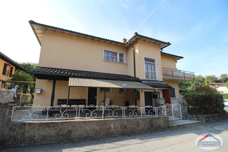 Proprietà composta da casa bifamiliare + casa singola e vasto giardino