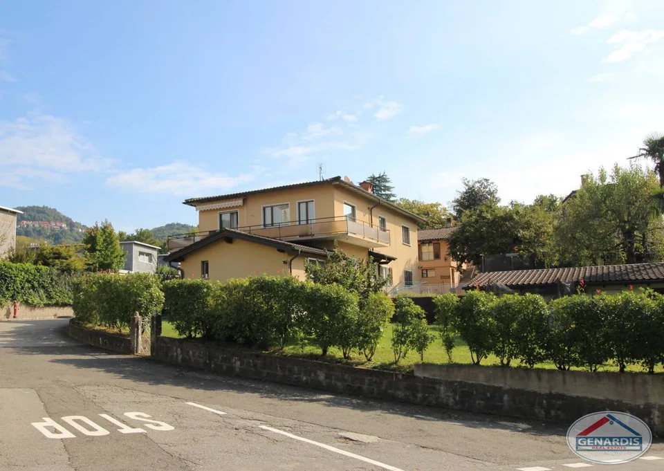Proprietà composta da casa bifamiliare + casa singola e vasto giardino