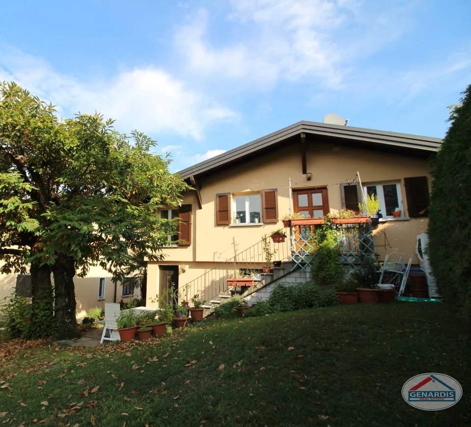 Proprietà composta da casa bifamiliare + casa singola e vasto giardino