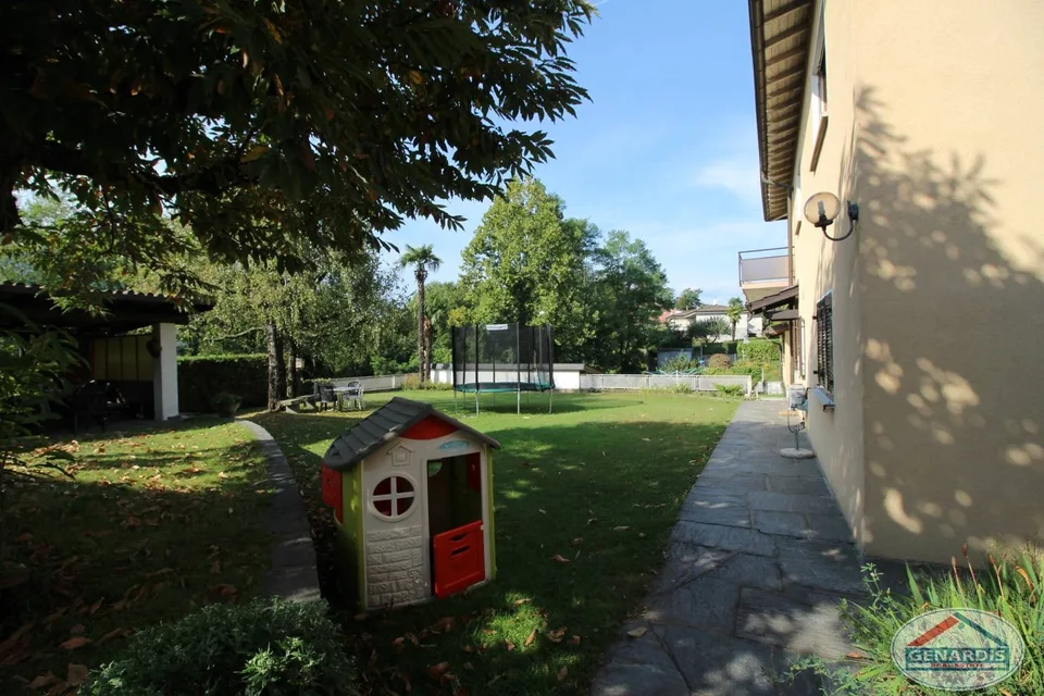 Proprietà composta da casa bifamiliare + casa singola e vasto giardino