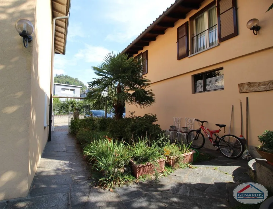 Proprietà composta da casa bifamiliare + casa singola e vasto giardino – Foto 13 von 14