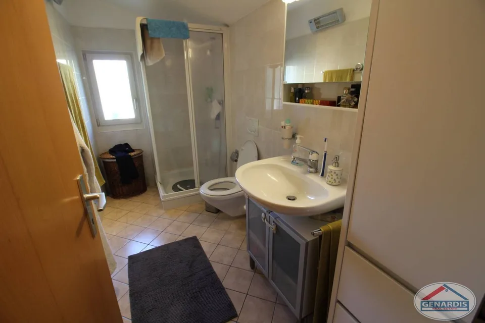 Proprietà composta da casa bifamiliare + casa singola e vasto giardino – Foto 10 von 14