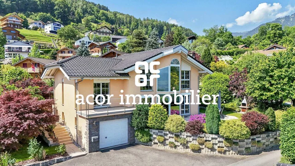 Villa aux volumes spectaculaires face aux Alpes