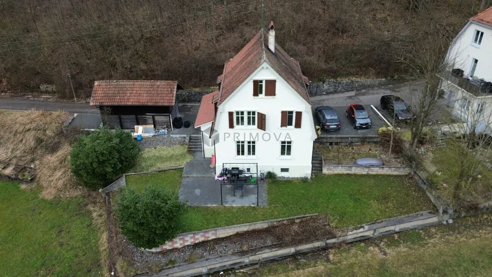Attenzione multi-generazionale - casa multifamiliare ristrutturata in una posizione tranquilla ai margini del bosco