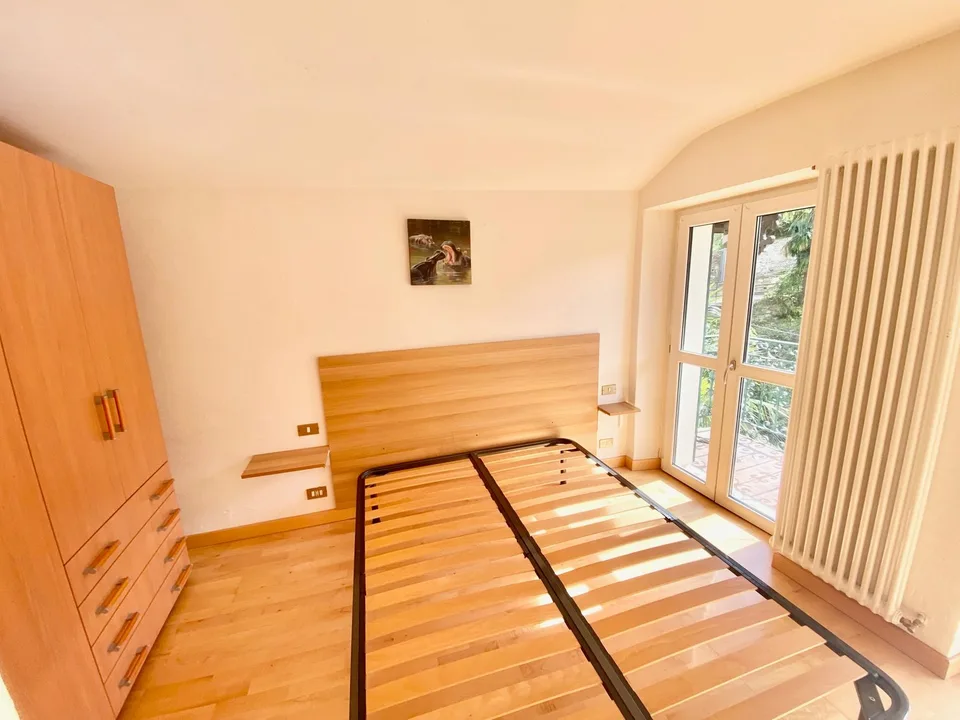 Appartamento ristrutturato in una bella villa, in una posizione tranquilla da sogno con una vista molto bella sul lago – foto 6 di 11
