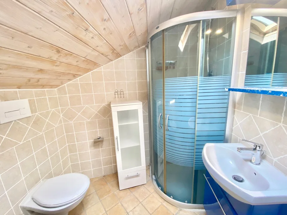 Appartamento ristrutturato in una bella villa, in una posizione tranquilla da sogno con una vista molto bella sul lago – foto 8 di 11