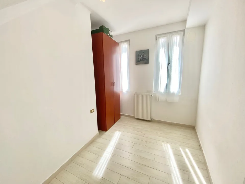 Appartamento ristrutturato in una bella villa, in una posizione tranquilla da sogno con una vista molto bella sul lago – foto 7 di 11