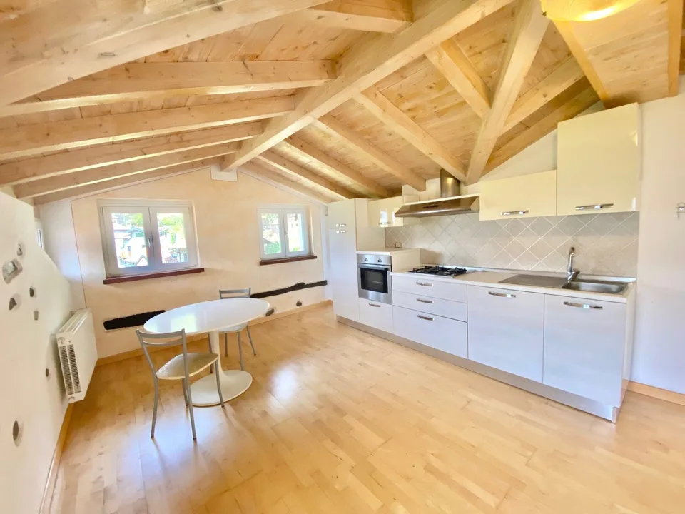 Renovierte Wohnung in schöner Villa, in traumhafter ruhiger Lage mit sehr schönem Seeblick