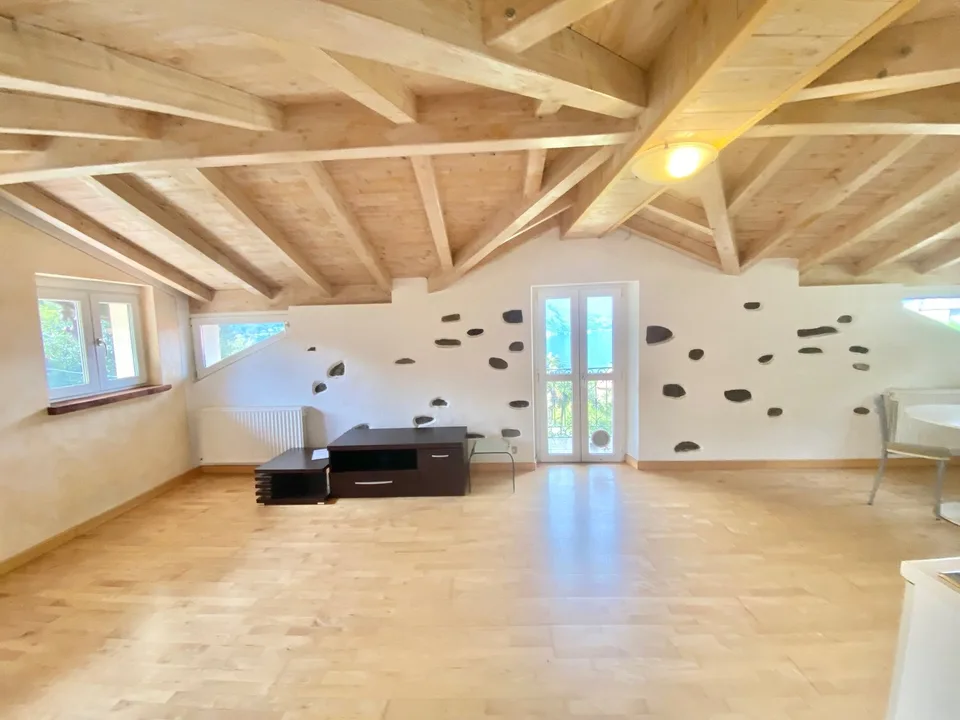 Renovierte Wohnung in schöner Villa, in traumhafter ruhiger Lage mit sehr schönem Seeblick