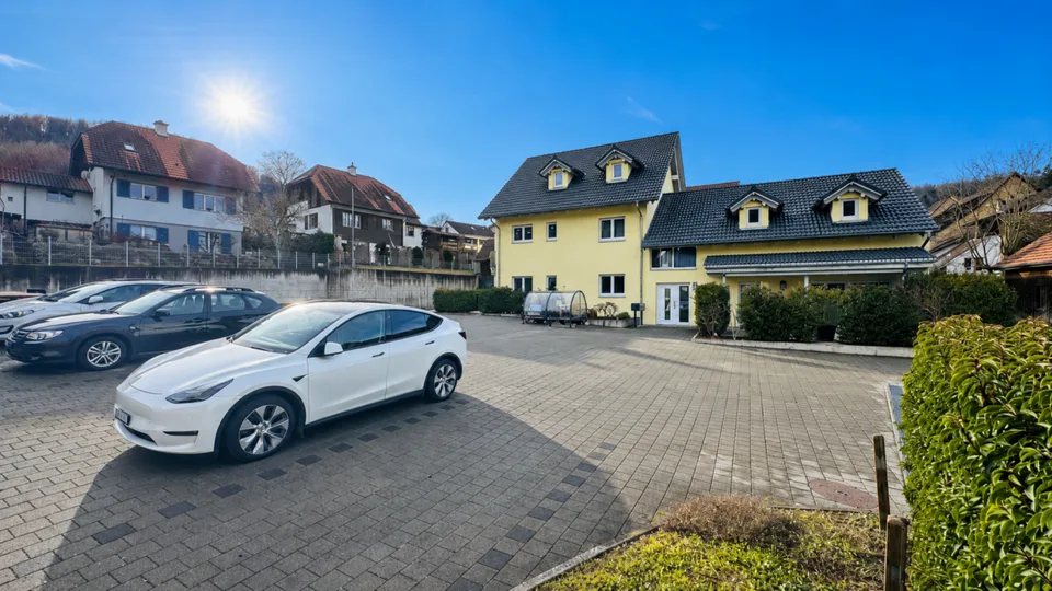 Casa di 3 famiglie di alta qualità con 15 posti auto, laboratorio e tettoia a Zunzgen