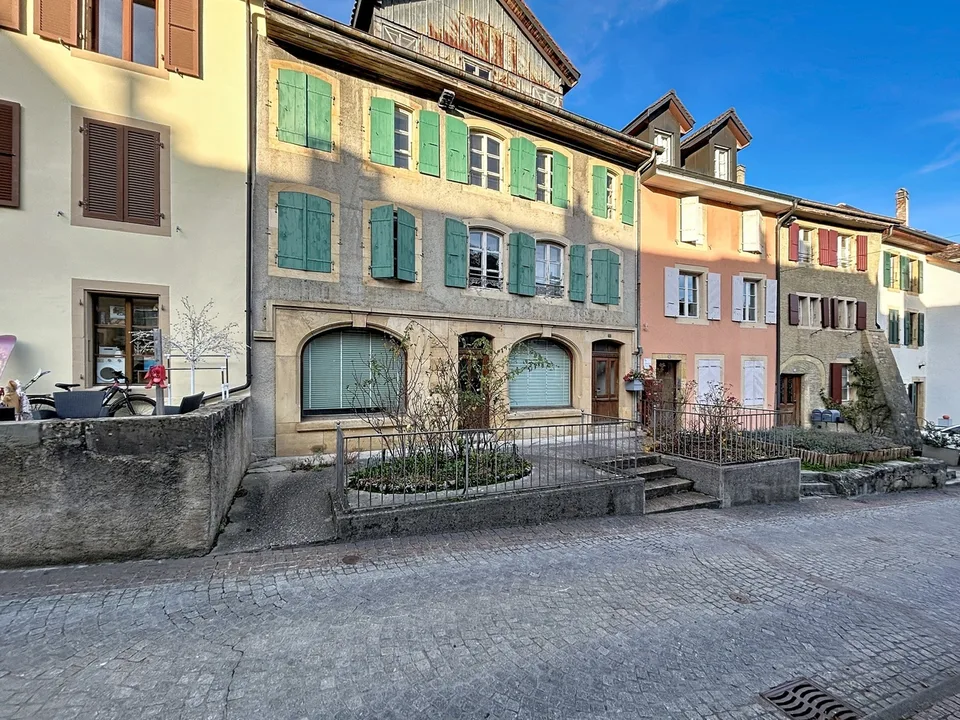 Maison de 3 niveaux plus combles avec de très beaux jardins.