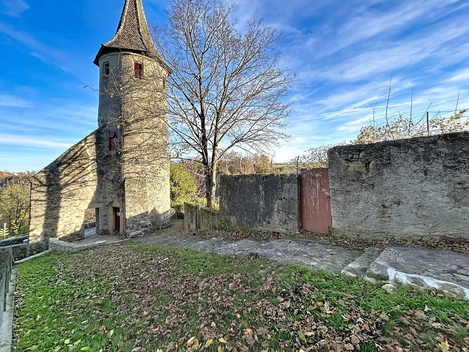 Maison de 3 niveaux plus combles avec de très beaux jardins.