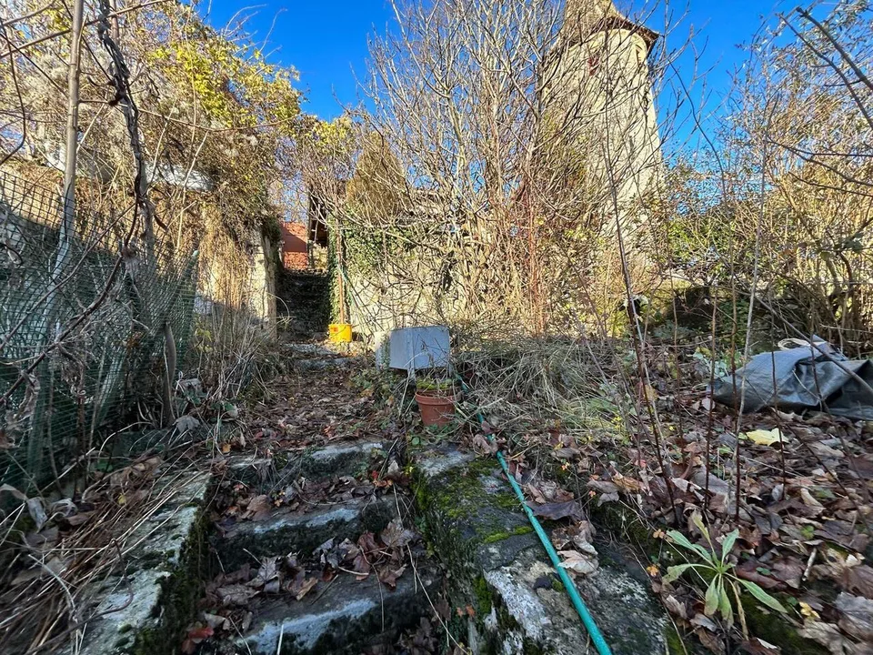Maison de 3 niveaux plus combles avec de très beaux jardins.