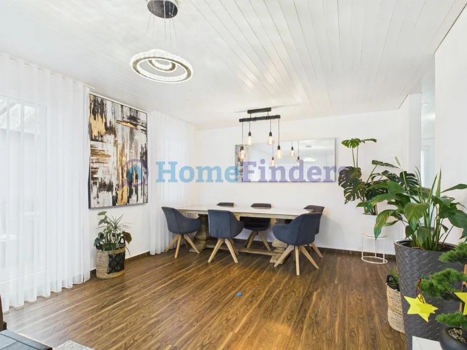 Spacious with private garden and a view of the green!