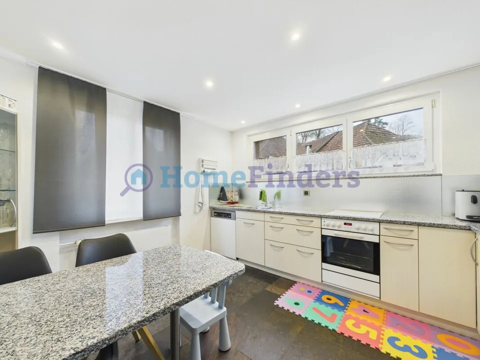 Spacious with private garden and a view of the green!