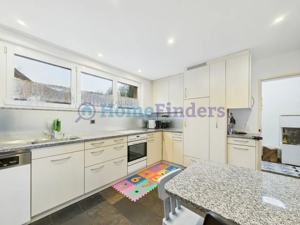 Spacious with private garden and a view of the green!