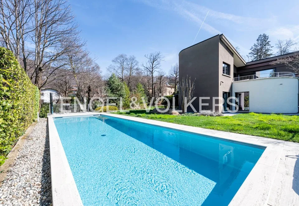 Moderne und elegante Design-Villa mit Pool