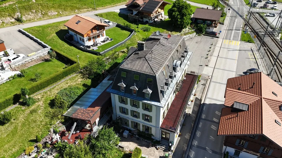 Altes Charakterhotel mit bebaubarem Land - Großes Potenzial für Aufwertung