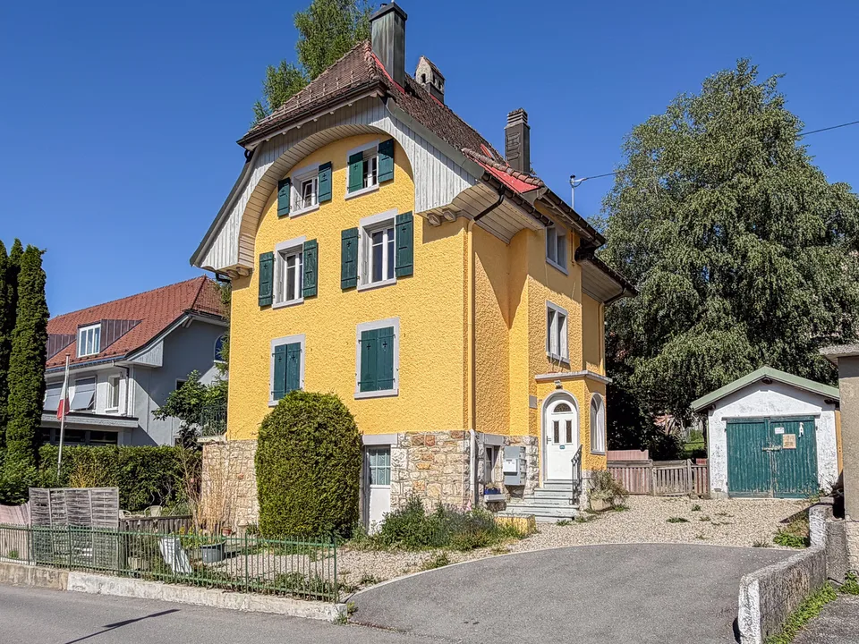 Maison locative de 4 logements et 1 garage au centre de Ste-Croix