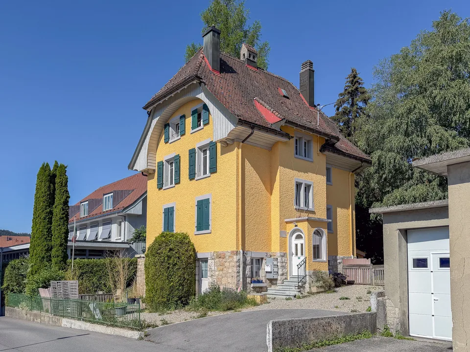 Haus mit 4 Wohnungen und 1 Garage im Zentrum von Ste-Croix