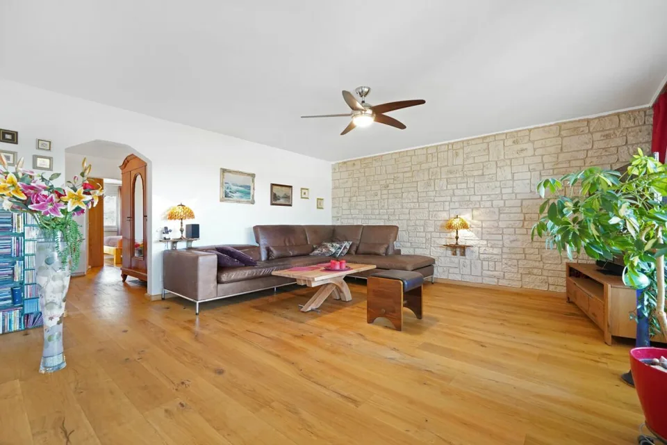 Preiswerte, renovierte 4,5 Zimmer Wohnung 10 min von Basel