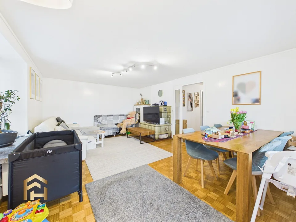 Casa bifamiliare attraente con spazio verde e fabbricati annessi