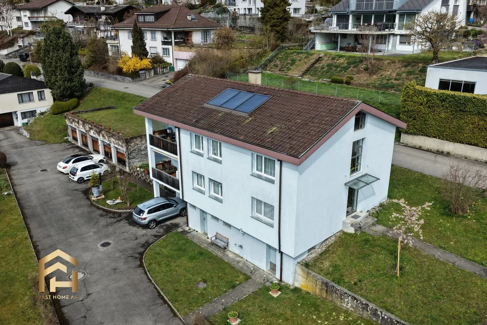 Attraktives Zweifamilienhaus mit Grünfläche und Nebengebäuden
