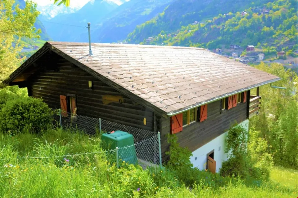 Renovationsbedürftiges Chalet bei Staldenried in herrlicher Umgebung