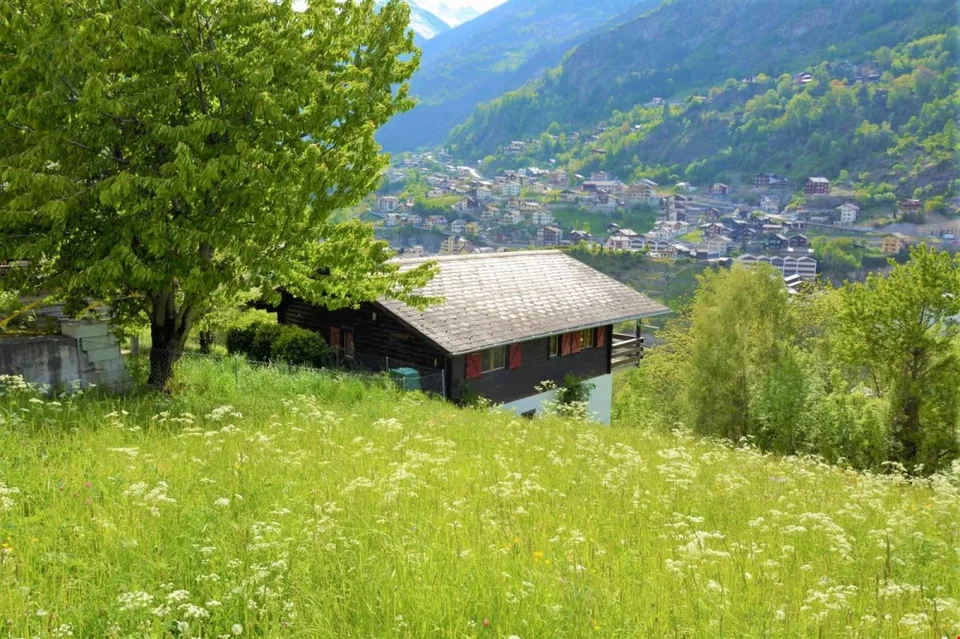Renovationsbedürftiges Chalet bei Staldenried in herrlicher Umgebung