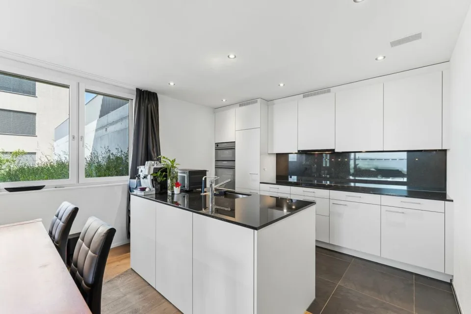 Attraktive, gepflegte und neuwertige 3.5-Zimmerwohnung mit traumhafter Weitsicht – Foto 8 von 12