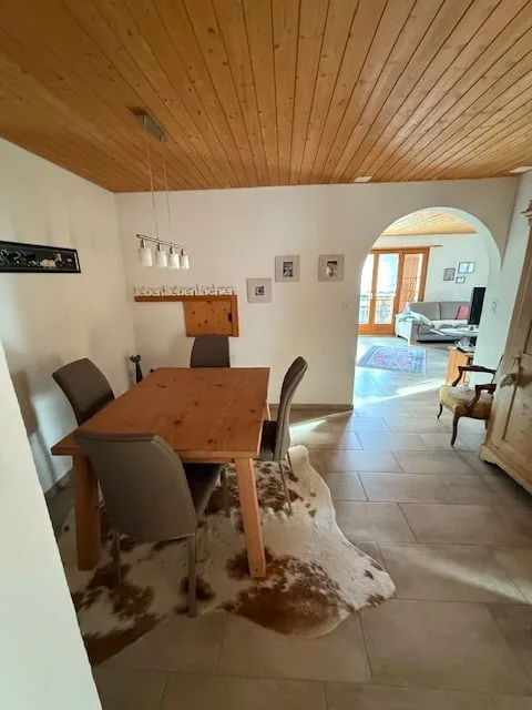 Incantevole appartamento di 3,5 locali con vista mozzafiato sulle montagne