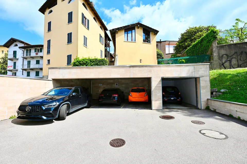 Immobile a reddito con uffici e superficie commerciale