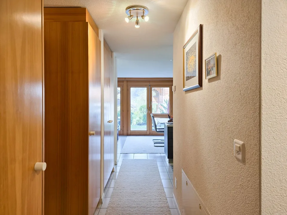 Appartamento al piano terra di 3,5 locali attraente in una casa di due famiglie a Kandersteg