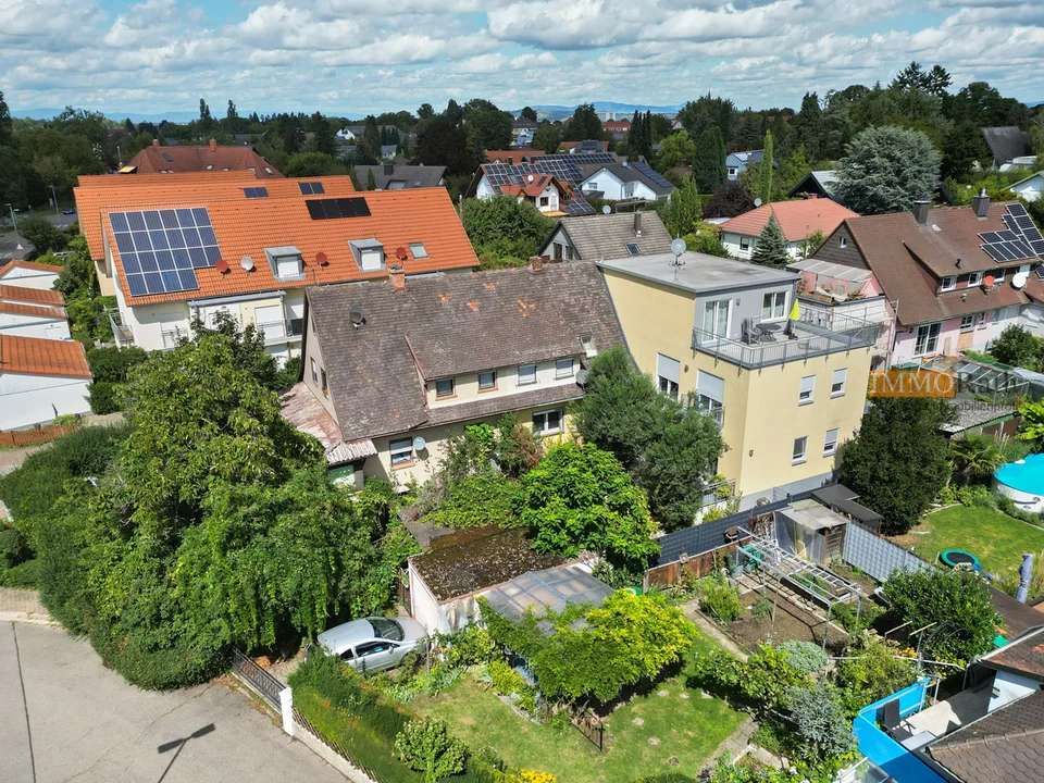 IMMORath.de - Zwei Wohnhäuser mit fünf Wohnungen und großzügigen Terra
