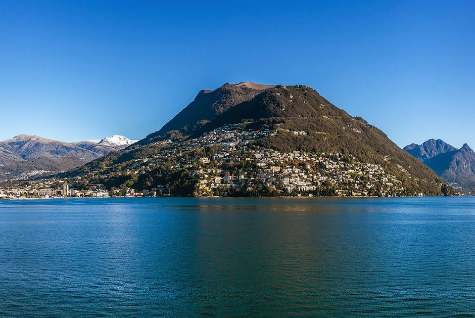 LUSSUOSA PROPRIETÀ CON MAGNIFICA VISTA LAGO