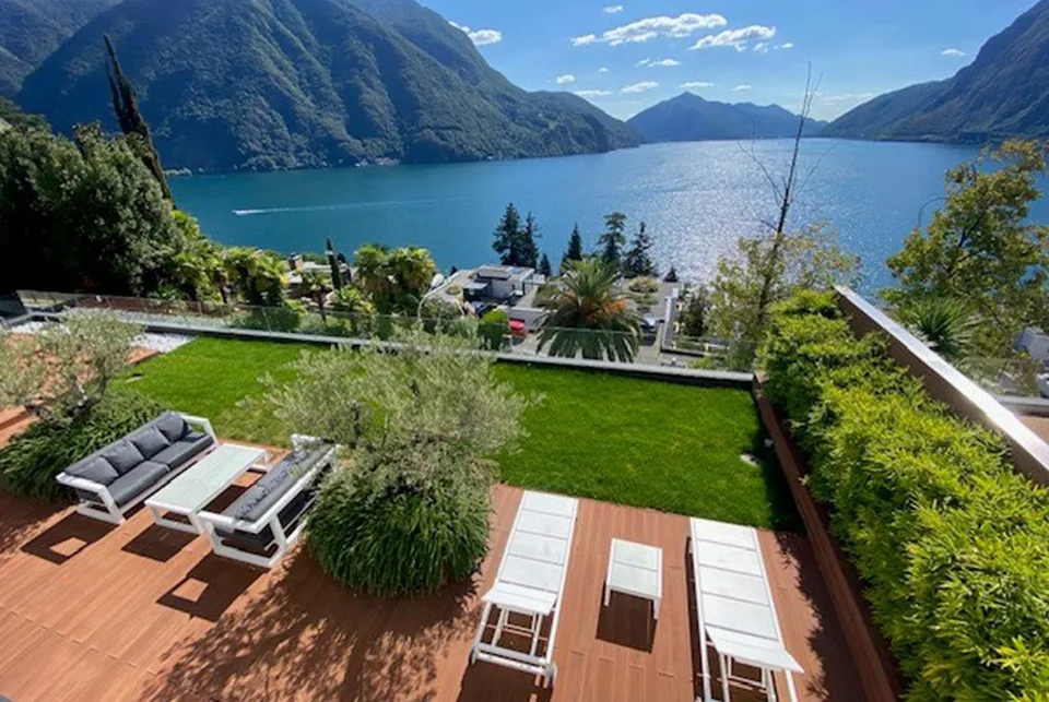 LUSSUOSA PROPRIETÀ CON MAGNIFICA VISTA LAGO