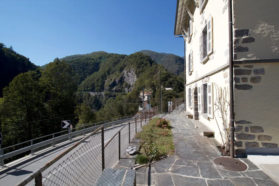 Historic building with multiple apartments in the heart of Centovalli
