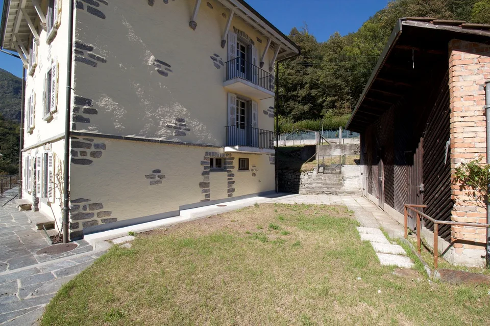 Historic building with multiple apartments in the heart of Centovalli