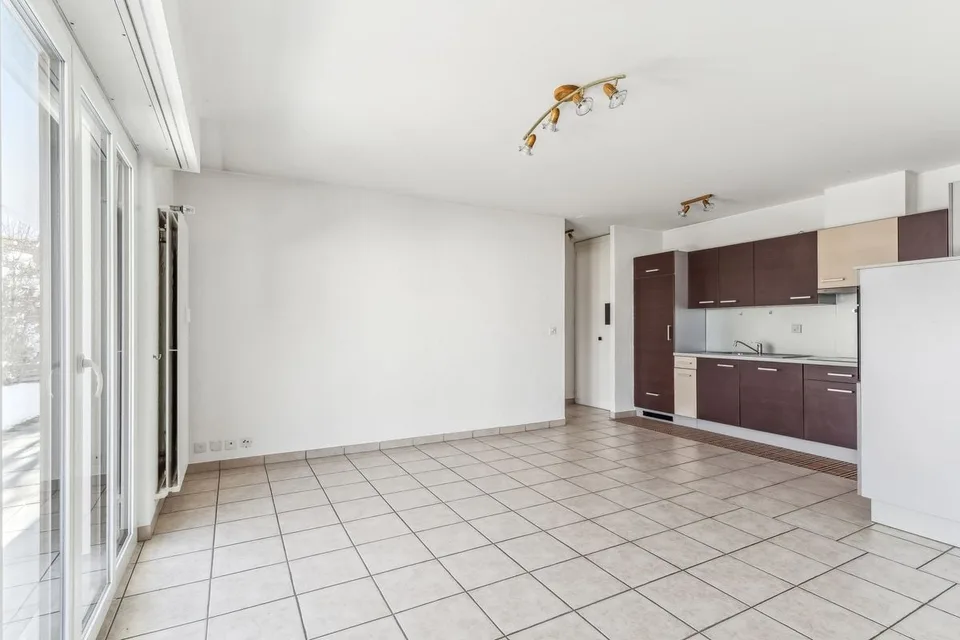 Appartamento luminoso di 3.5 locali con terrazza e terreno privato a Mollens