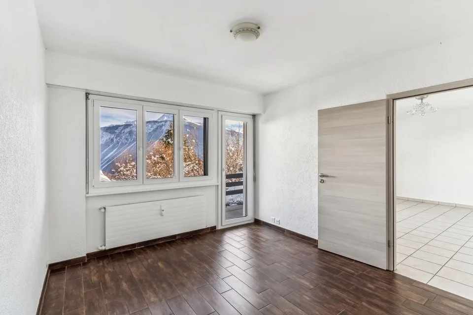 Appartamento luminoso di 3.5 locali con terrazza e terreno privato a Mollens