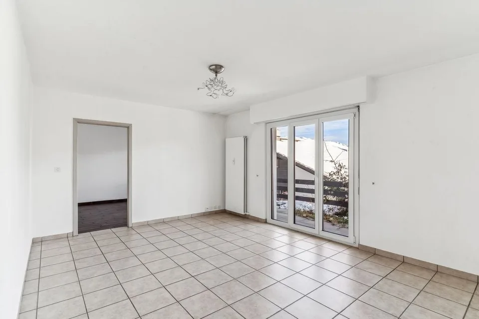 Appartamento luminoso di 3.5 locali con terrazza e terreno privato a Mollens