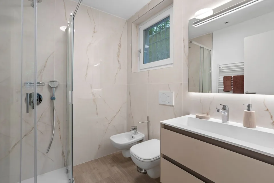 Montagnola – EXCLUSIF APPARTEMENT DE 3,5 PIÈCES DANS UNE VILLA DE SEULEMENT 4 UNITÉS, UNE OASIS DE DESIGN AU CŒUR DE LA VERDURE – photo 11 sur 14