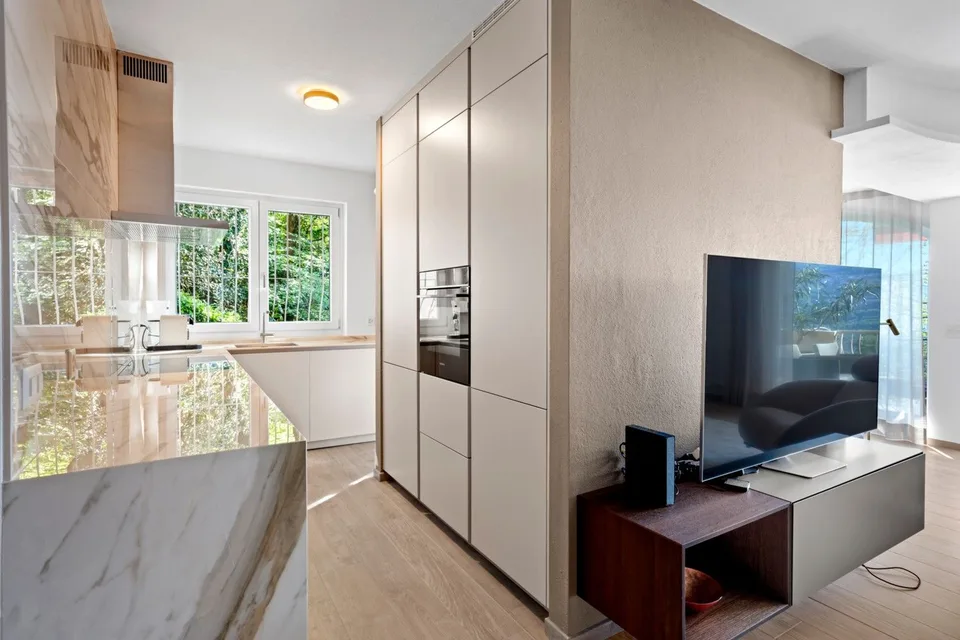 Montagnola – EXCLUSIF APPARTEMENT DE 3,5 PIÈCES DANS UNE VILLA DE SEULEMENT 4 UNITÉS, UNE OASIS DE DESIGN AU CŒUR DE LA VERDURE – photo 8 sur 14